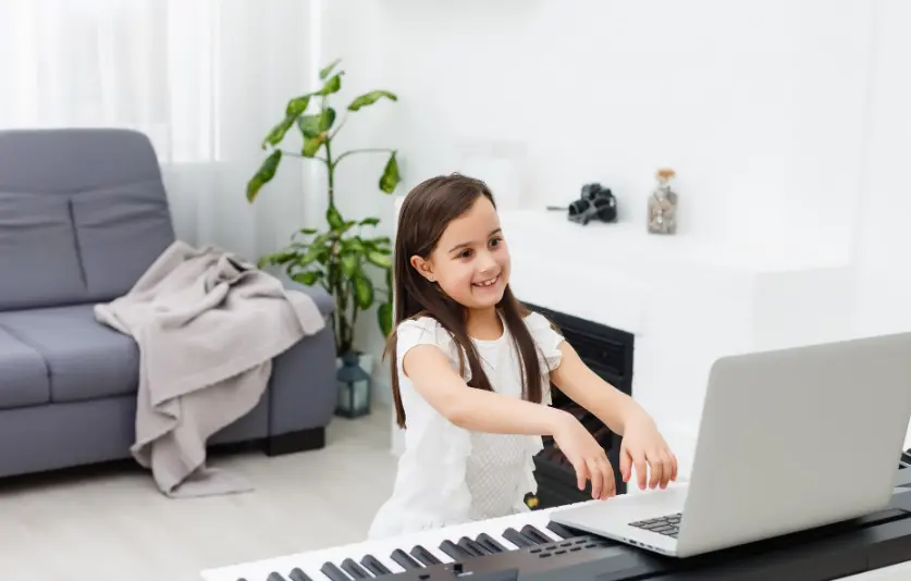 Beginner exploring what website I can play piano for free on a laptop