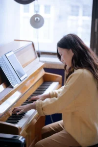 Free printable piano sheet music displayed on computer screen with piano keyboard